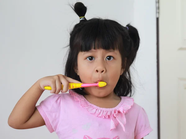 Chica cepillándose los dientes — Foto de Stock