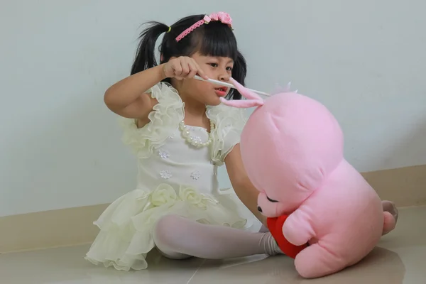 Piccola fata asiatica giocare orso rosa — Foto Stock