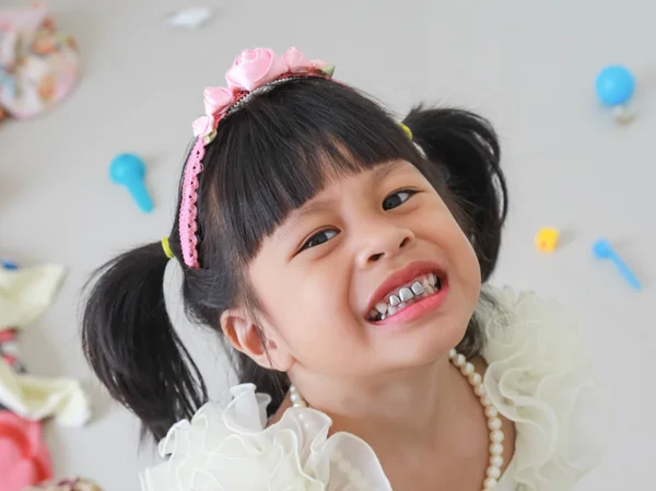 Pequeno anjo sorrindo Ásia, Tailândia . — Fotografia de Stock