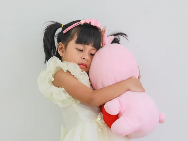Κορίτσι αγκαλιάζει γεμιστό κουνέλι με αγάπη. — Φωτογραφία Αρχείου