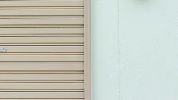 Edificio in calcestruzzo con porta avvolgibile — Foto Stock