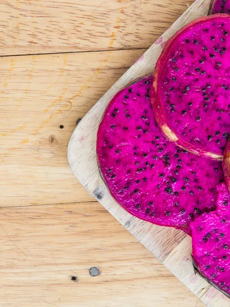 Drachenfrucht auf Holztisch für Hintergrund. — Stockfoto