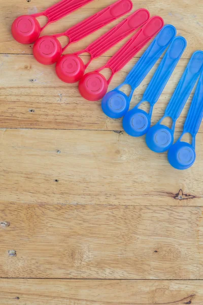Красочная пластиковая посуда на деревянном фоне — стоковое фото