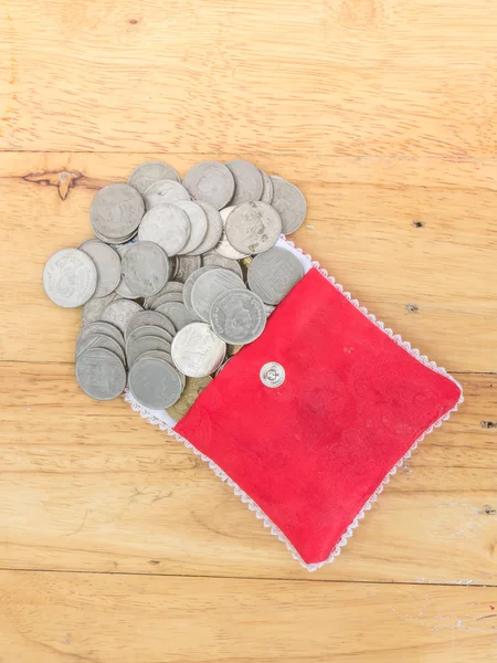 红色袋子和泰国硬币在木头背景 — 图库照片