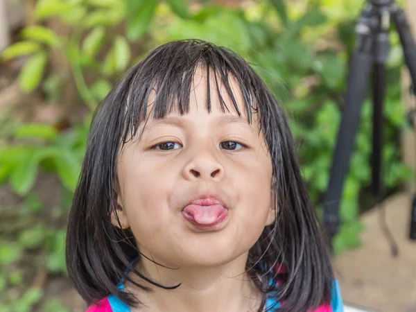 Pequeña asiática chica sticking la lengua fuera — Foto de Stock