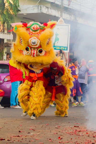 KHONKAEN, TAILANDIA - 22 DE NOVIEMBRE: Dragón chino durante el Desfile Anual del Dragón de Oro del Santuario de Khonkaen, celebraciones del Año del Santuario de Khonkaen el 22 de noviembre de 2014 en Khon Kaen, Tailandia . — Foto de Stock