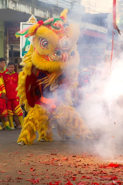 KHONKAEN, THAILAND - NOVEMBER 22: Chinese dragon during Khonkaen Shrine Annual Golden Dragon Parade, Khonkaen Shrine Year celebrations on November 22, 2014 in Khon Kaen, Thailand. — Stock Photo, Image