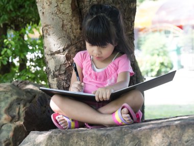 Açık bir kitap yazma bir sevimli küçük kız portresi