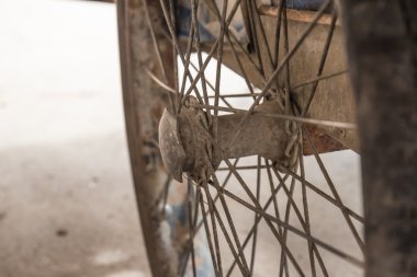 Paslı bisiklet tekerleği üzerinde beyaz izole