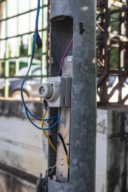 Kentsel şehir elektrik yayında eski sigorta.