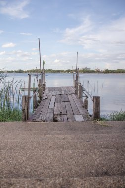 Marsh kaennakhon şekilde ahşap merdivenlerden aşağı.