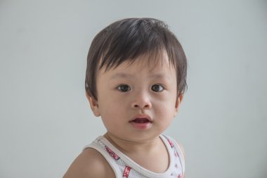 Onun odasında otururken çocuklar resimlerini.