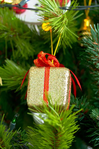 Gold gift box christmas and tree background — Stock Photo, Image