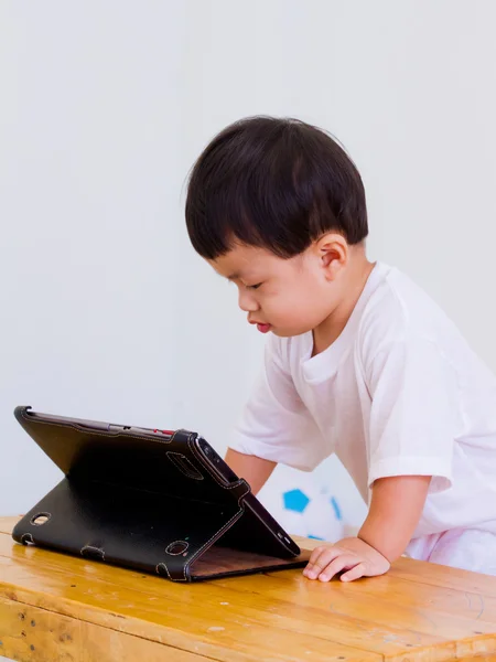 Menino com tablet digital, aprendizagem precoce — Fotografia de Stock