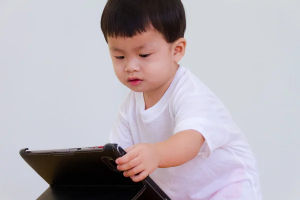 Menino com um tablet digital com a intenção de aprender — Fotografia de Stock