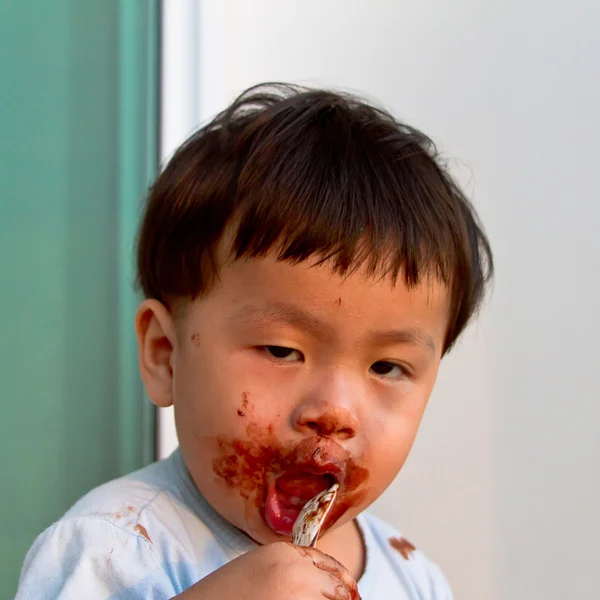 Azjatycka dzieci jeść pyszne czekolady. — Zdjęcie stockowe