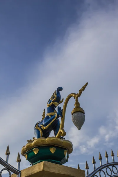 Lion with an elephant standing elegant temple. — Stock Photo, Image