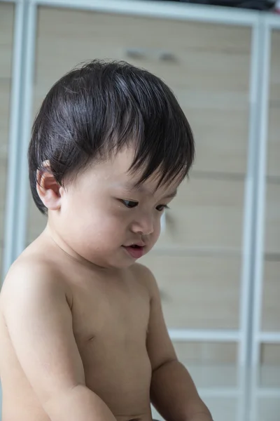 Imagens de meninos sentados em seu quarto . — Fotografia de Stock