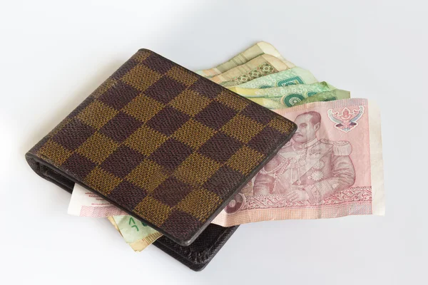 白い背景の上の財布でタイのお金 — ストック写真