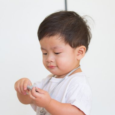 Elektrikli tel kablo ile Asya sevimli çocuk