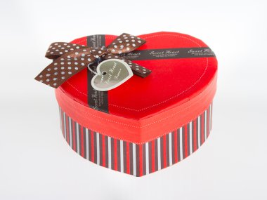 Hediye kutusu ocağın üzerinde beyaz bir arka plan