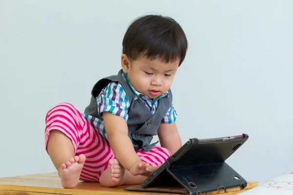 Retrato de criança na mesa em um tablet digital — Fotografia de Stock