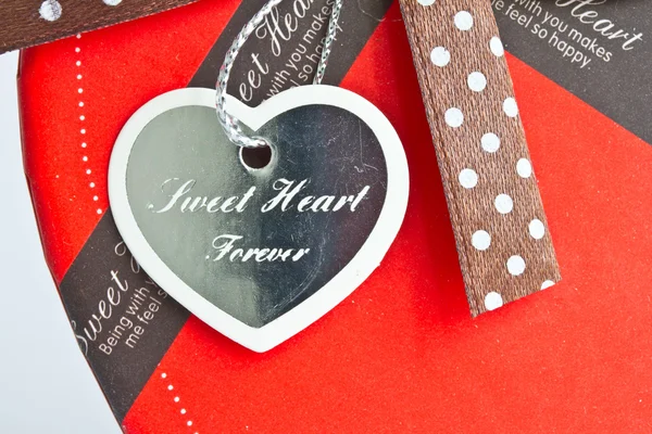 Heart-shaped tag on the gift box — Stock Photo, Image
