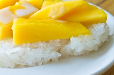 Mango çanak üzerinde yapışkan pirinç