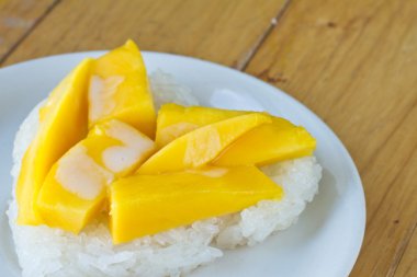 Yapışkan pirinç çanağı ve ahşap masa Mango ile