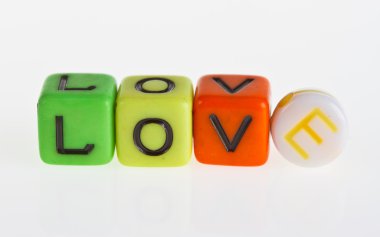 plastik bloklar üzerinde kelime aşk yazım arka plan beyaz