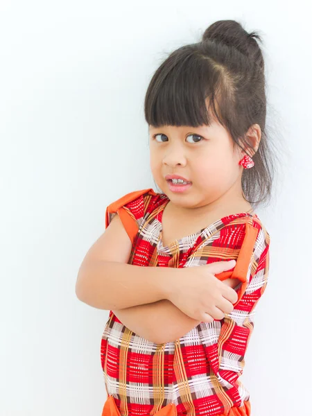 Asiática niña de pie brazos cruzados, sonriendo . — Foto de Stock