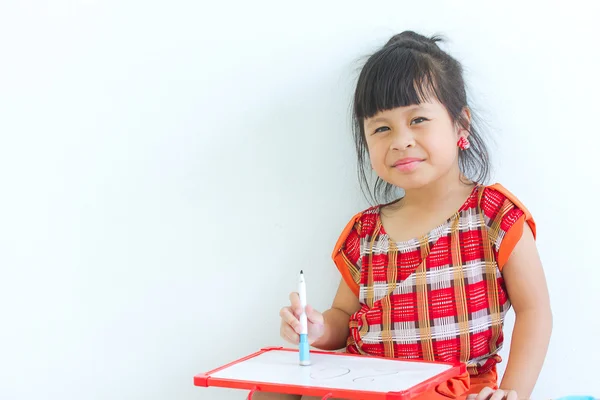 Asiatiska tjejer skriver whiteboard med leende. — Stockfoto
