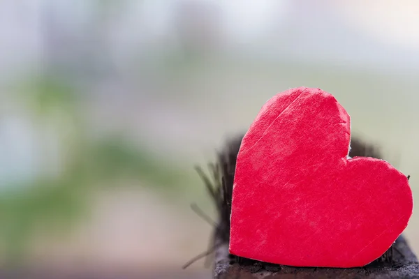 Rotes Herz auf Holz — Stockfoto