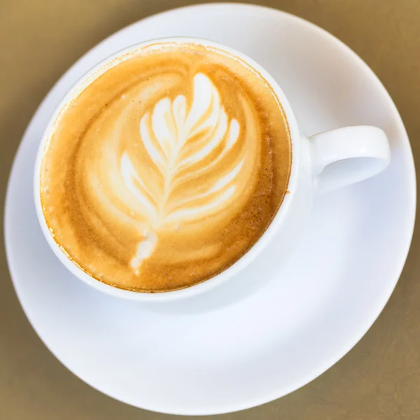 杯热腾腾的咖啡拿铁艺术 — 图库照片