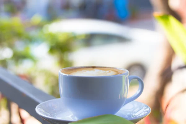 Taza caliente de café latte arte en acero — Foto de Stock
