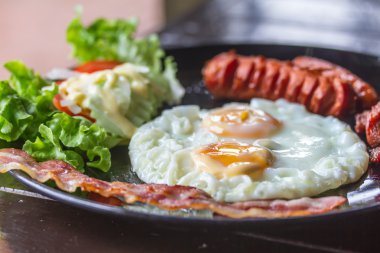 Geleneksel kahvaltı - pastırma, kızarmış yumurta