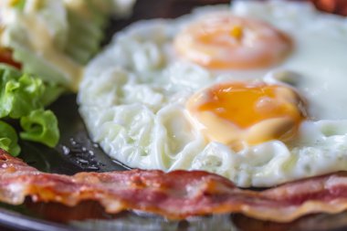 Geleneksel kahvaltı - pastırma, kızarmış yumurta