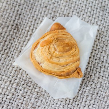 Köri puf çuval arka plan üzerinde beyaz kağıt görüntüsü