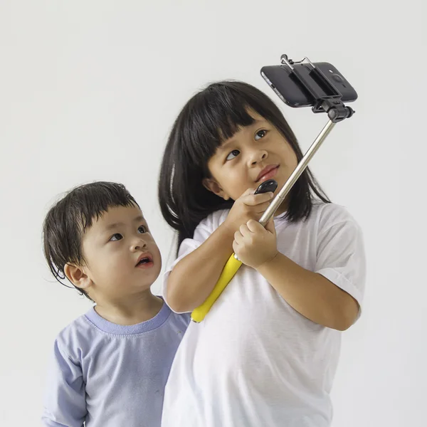 Young brothers taking selfies with her smartphone — Stock Photo, Image