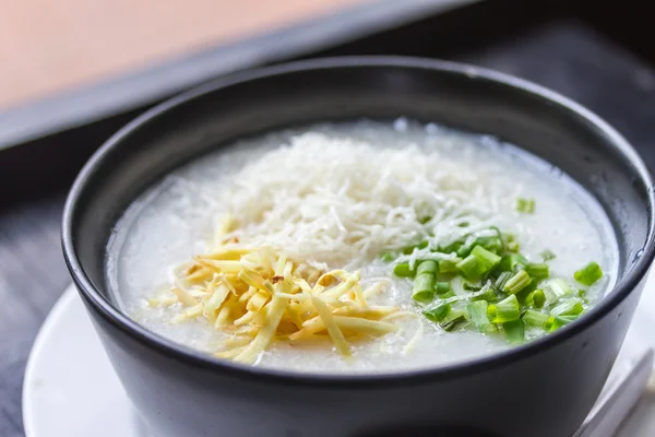 Bubur Thailand dengan jahe di atasnya . — Stok Foto