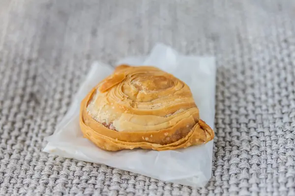 Obraz curry Puff w białej księdze na tle worek — Zdjęcie stockowe