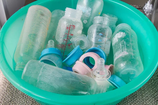 Bir plastik leğen şişelerde