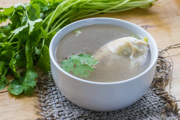 Sopa de frango, sopa de frango em uma xícara com um saco na mesa. — Fotografia de Stock