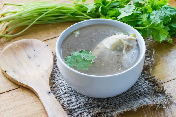 Sup ayam, sup ayam dalam cangkir dengan karung di atas meja. — Stok Foto