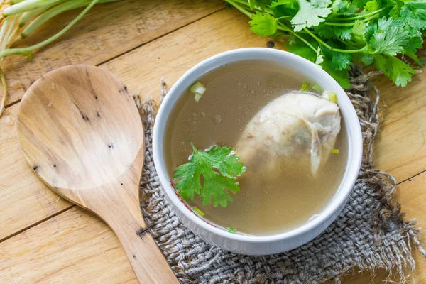 Sopa de pollo, sopa de pollo en una taza con un saco sobre la mesa. —  Fotos de Stock