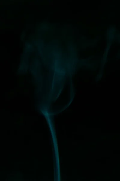 काले पृष्ठभूमि पर नीला धूम्रपान — स्टॉक फ़ोटो, इमेज