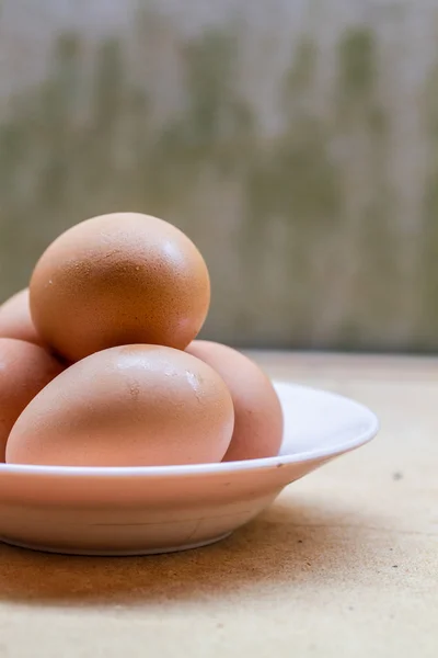 Ägg på tallrik — Stockfoto