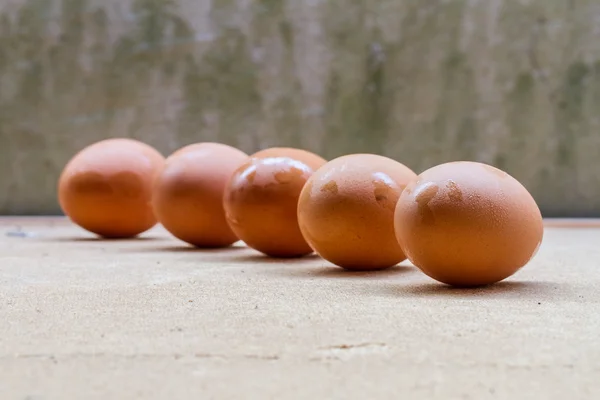 Ägg på bord av trä — Stockfoto