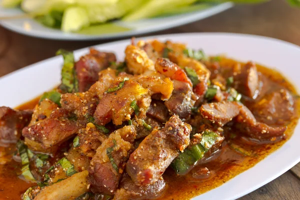 Col de porc grillé en condiment épicé Nourriture thaïlandaise sur table en bois — Photo