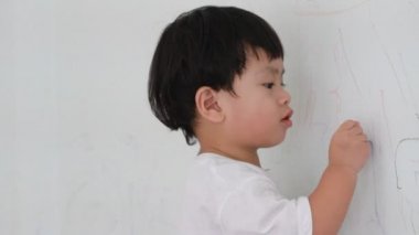 küçük çocuk duvar zemin üzerine yazma